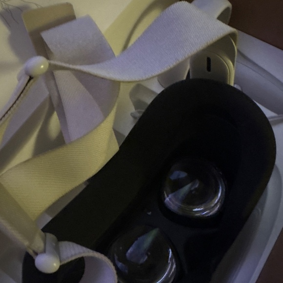 VR Headset Oculus Quest 2  like new! 265 GB - Picture 3 of 5